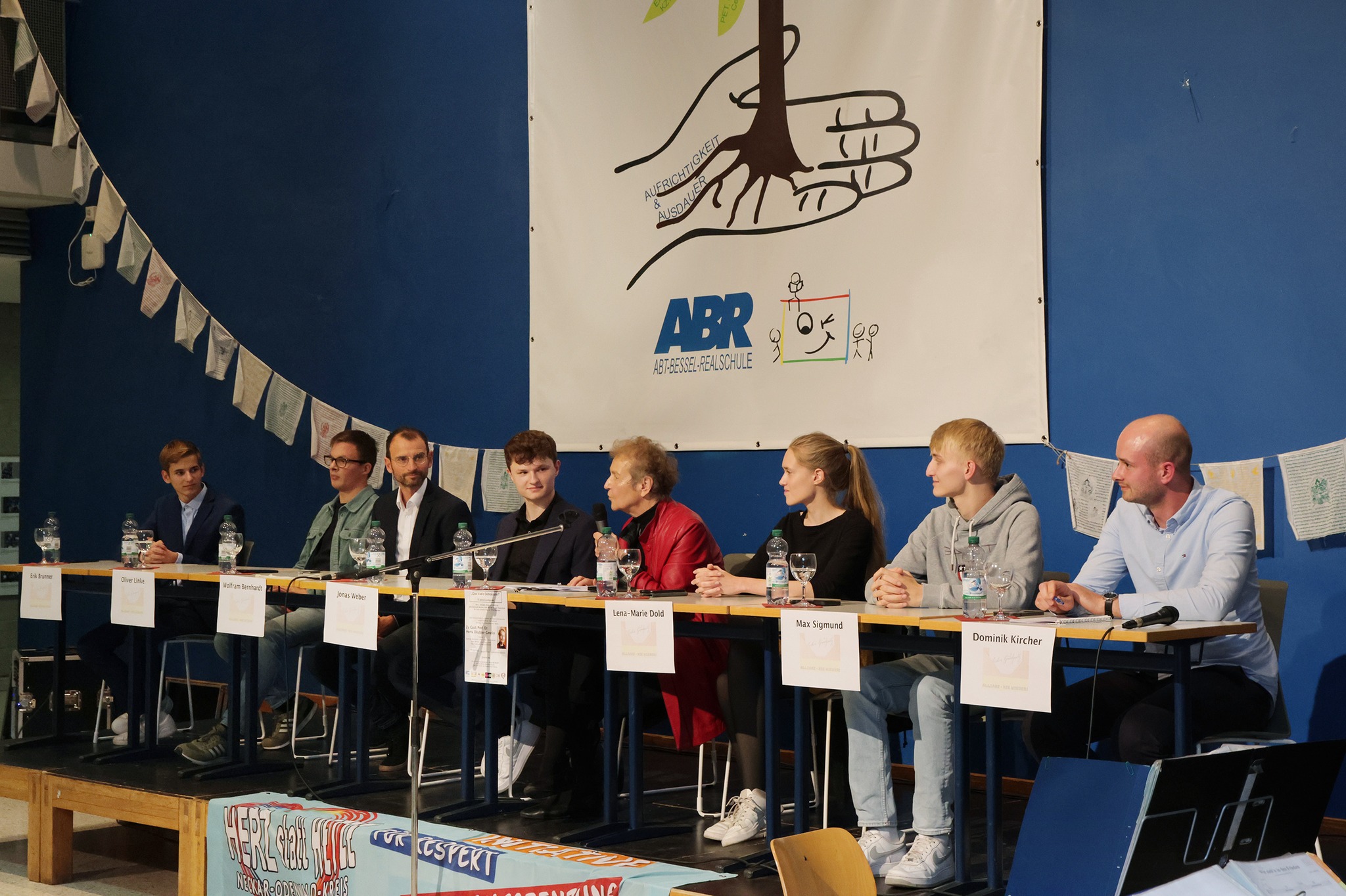 v.l.n.r, Erik Brunner (Jusos), Oliver Linke (Schulsprecher, parteilos), Wolfram Bernhardt (Bürgermeister Adelsheim, parteilos), Jonas Weber (Jusos), Prof. Dr. Herta Däubler-Gmelin (SPD), Lena Marie Dold (Grüne), Maximilian Sigmund (Julis), Dominik Kircher (Junge Union)